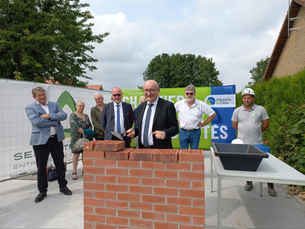 maisonsetcites's tweet image. Ce matin, à #NoyellesSousLens, nous avons posé la 1ère pierre d'un programme de 45 #logements, suivie d'une visite d'un logement témoin du programme de #réhabilitation des Camus Bas, un programme #MassiRéno #FranceRelance @Prefet62 @hautsdefrance @AggloLensLievin @BanqueDesTerr