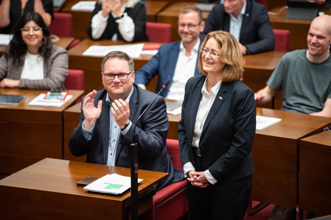 HBBuergerschaft's tweet photo. Congrats! 🎊 @a_grotheer ist neue Präsidentin der Bremischen Bürgerschaft. Sie wurde heute in der konstituierenden Sitzung von den Abgeordneten mit 84 Ja-Stimmen und 1 Nein-Stimme (2 Enthaltungen) gewählt. Mehr Infos 👉 https://t.co/t1ZSNIXr4d #HBBue https://t.co/a833Qw212S