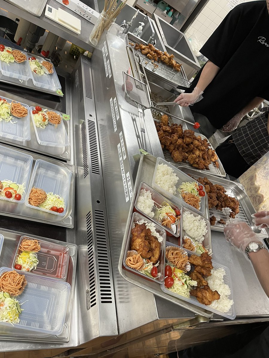 so917's tweet photo. 先月から始めた児童養護施設への
食事提供ボランティア
第1回目が唐揚げ
第2回目が肉うどん
どちらも好評で児童たちにも
喜んでもらえました‼️
これから毎月やっていきます‼️
この活動が児童たちの何かへの
きっかけになれればいいなと
思ってます‼️
継続は力なり‼️ https://t.co/gqNT9VX9u0