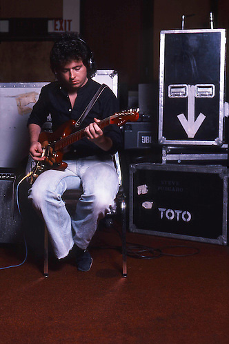 barneyhurley1's tweet photo. Steve Lukather studio shot, Los Angeles, California, 1982 ('Guitar Player' magazine photoshoot) https://t.co/U5LUcDdFNl