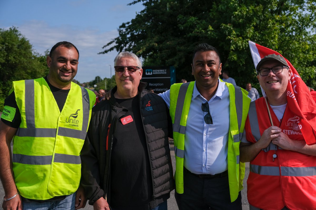 📷 Our members at <a href="/HowmetAerospace/">Howmet Aerospace</a> in Leicester are taking their first day of strike action. Our members were joined this morning by <a href="/PPatelUnite/">Paresh Patel</a> 

The workers, who earn as little as £11 per hour and an average of £12.50 an hour, have rejected a four per cent offer

#HowmetStrike