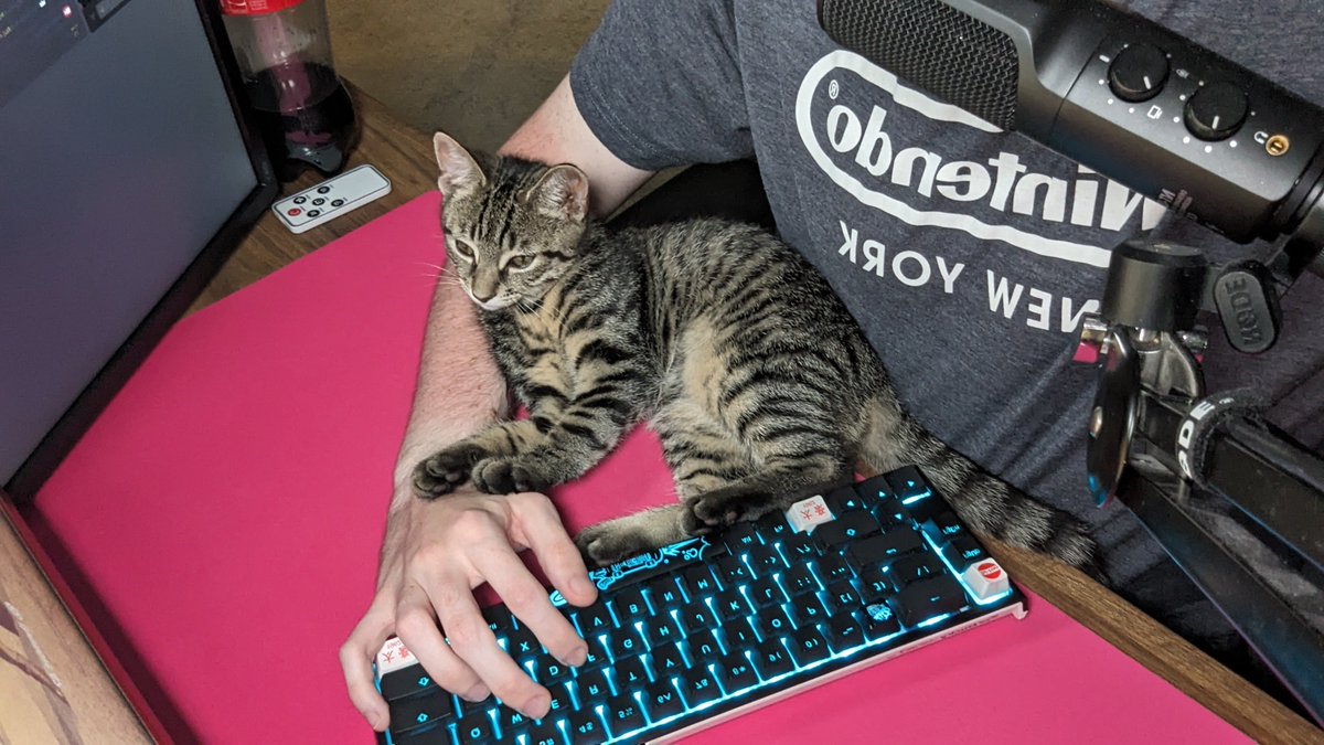 RalphyyR6's tweet photo. Nah it's okay. You make yourself comfortable. https://t.co/ixWqvLta5X