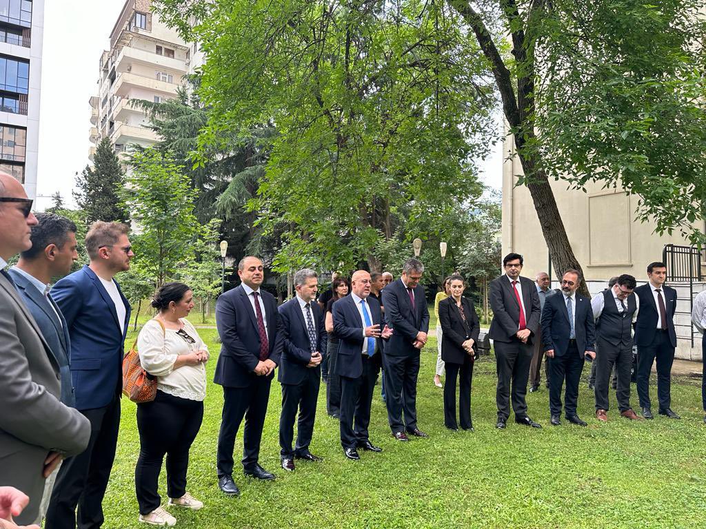 TC_TiflisBE's tweet image. Kurban Bayramı vesilesiyle mensuplarımız, TİKA, YEE, TMV, THY, GÜRTİAD ve MÜSİAD Temsilcilerinin katılımıyla düzenlediğimiz bayramlaşmada geniş Büyükelçilik ailemiz biraraya geldi.