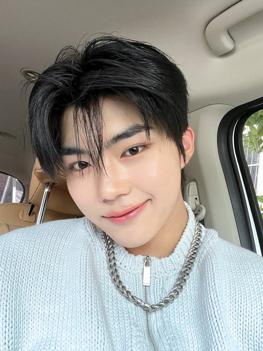 gwk_07's tweet photo. who takes the best selfies in ZB1 and why is it gunwook https://t.co/C36p2t1V8l