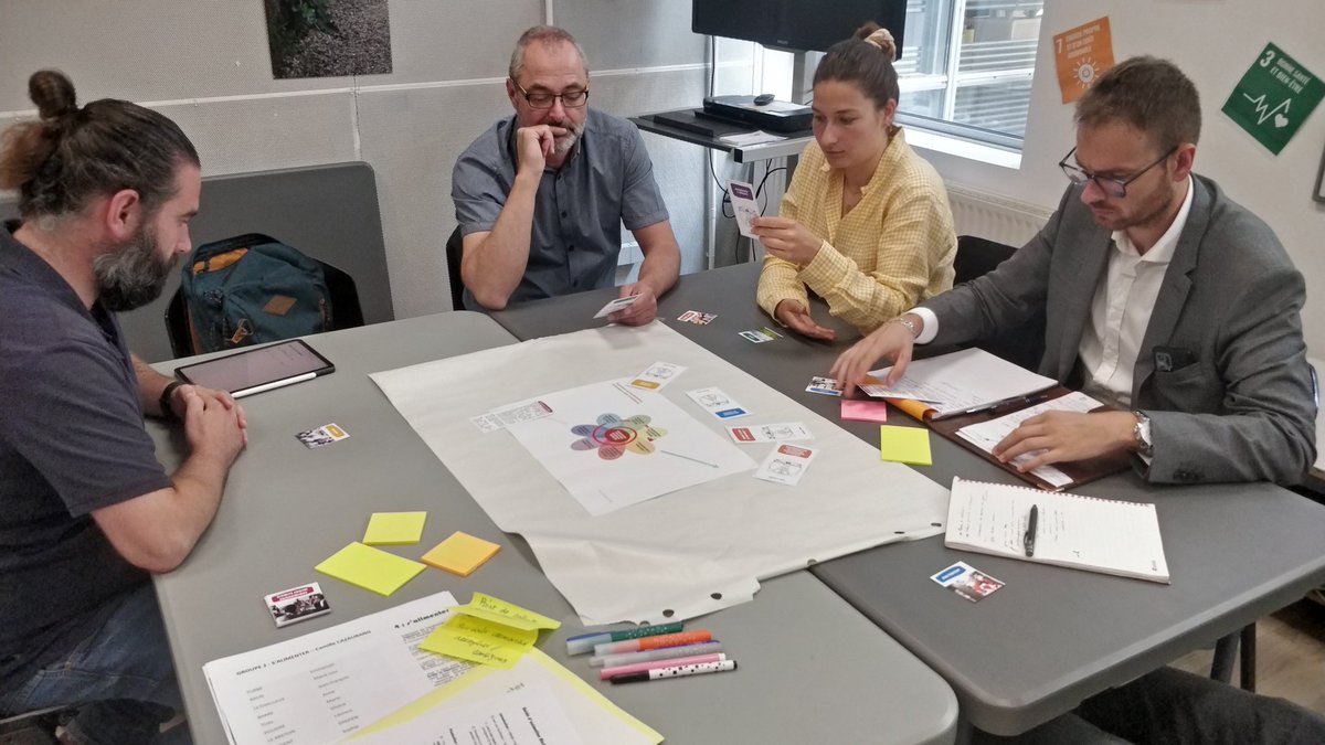 Comite21Ouest's tweet photo. Ateliers collaboratifs pour nos participants autour des deux cas d'entreprises présentés à la Table Ronde #ideation #cooperation #pitch #trajectoireEFC https://t.co/5J7dzfC4mg