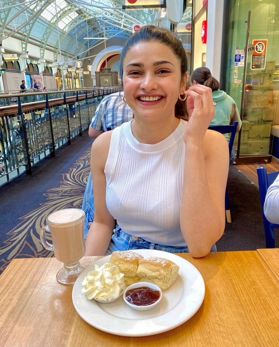 #PrachiDesai's au naturel glow will leave you in awe of the #RockOn actor's beauty👉tinyurl.com/3yyezz9k