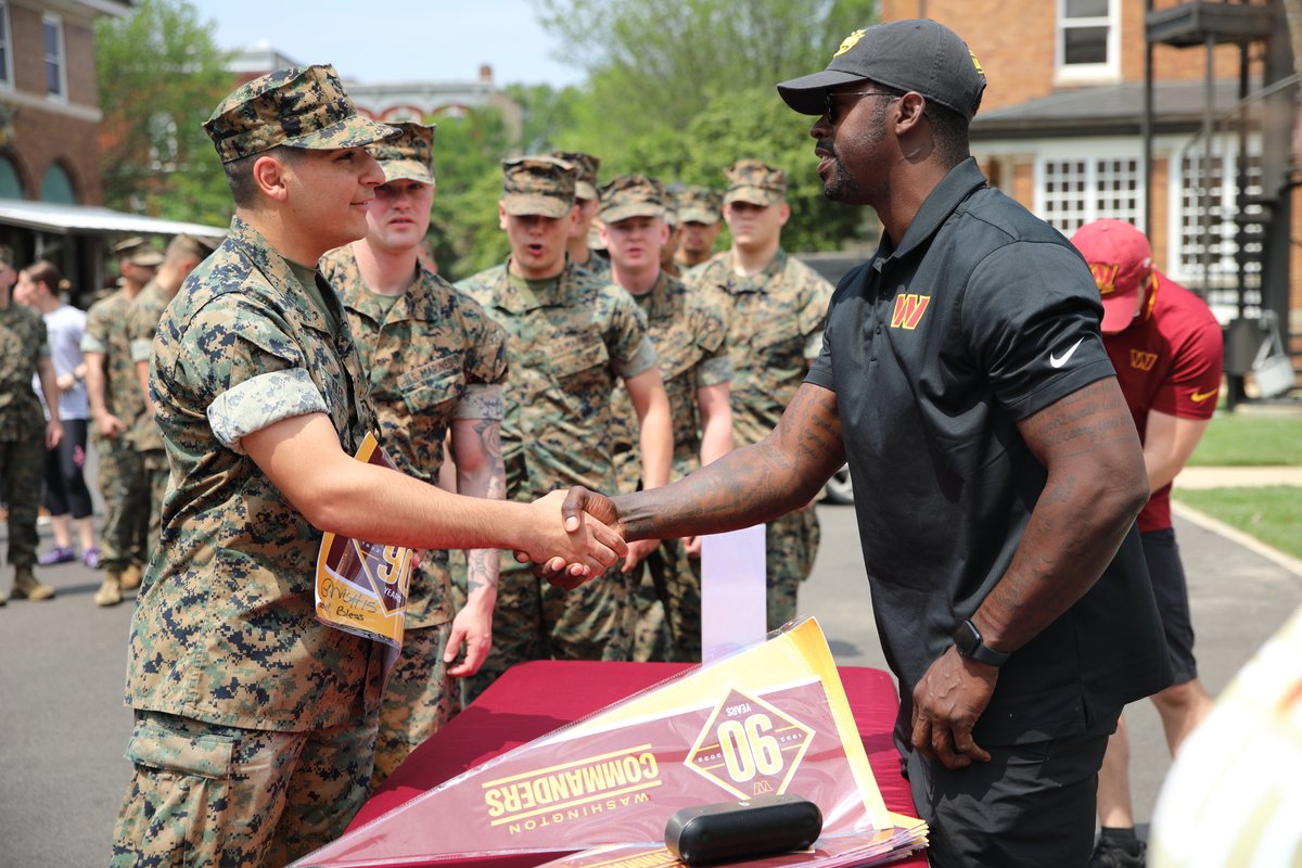 🏈 The @Commanders met with #Marines and signed gear at 8th & I @MBWDC on the latest stop of the Touching Base Tour presented by @blckriflecoffee We're back today @Andrews_JBA ! @WasNFLSalute | @The_USO | #HTTC