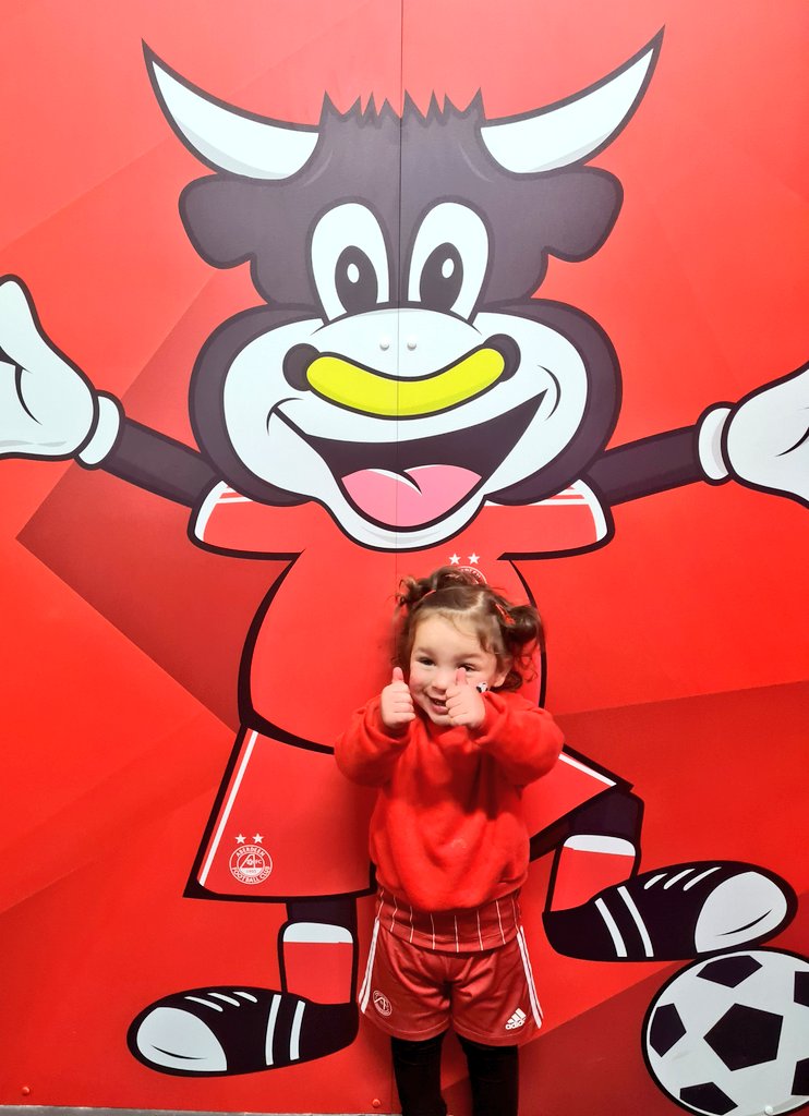 JRMath09's tweet photo. Thumbs up for you and your sister's first season ticket at Pittodrie ❤️ @aberdeenfc @AberdeenFCSLO https://t.co/5ex2vrMVxu