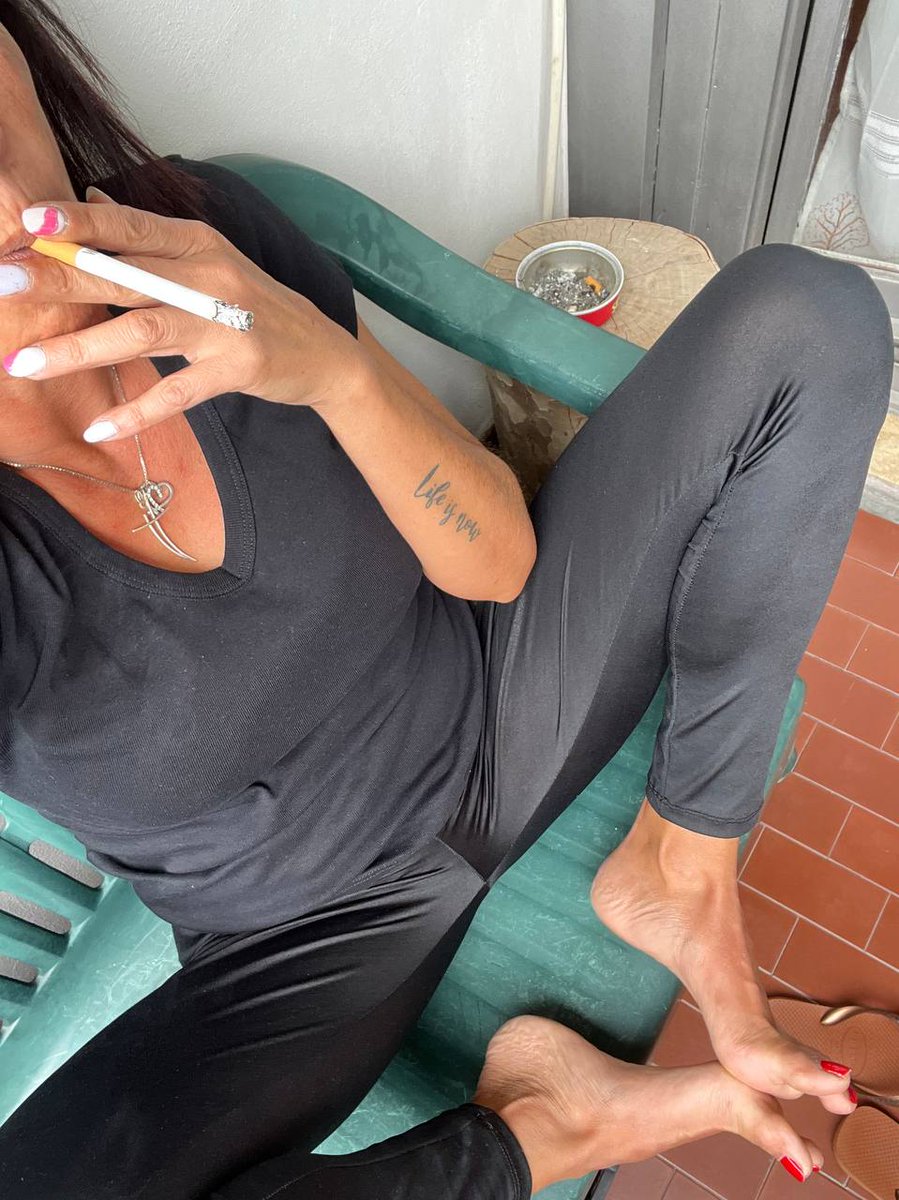 PadronaSyria's tweet photo. Chi è quello sfigato che viene a farmi da portacenere ?
Ovviamente io lo uso e lui omaggia.
Su rendetevi utili per la regina!
#moneyslaves #findom #humanatm #humanashtry #paypig #schiavo #slave #femdom #queen https://t.co/mzkzkD2ado