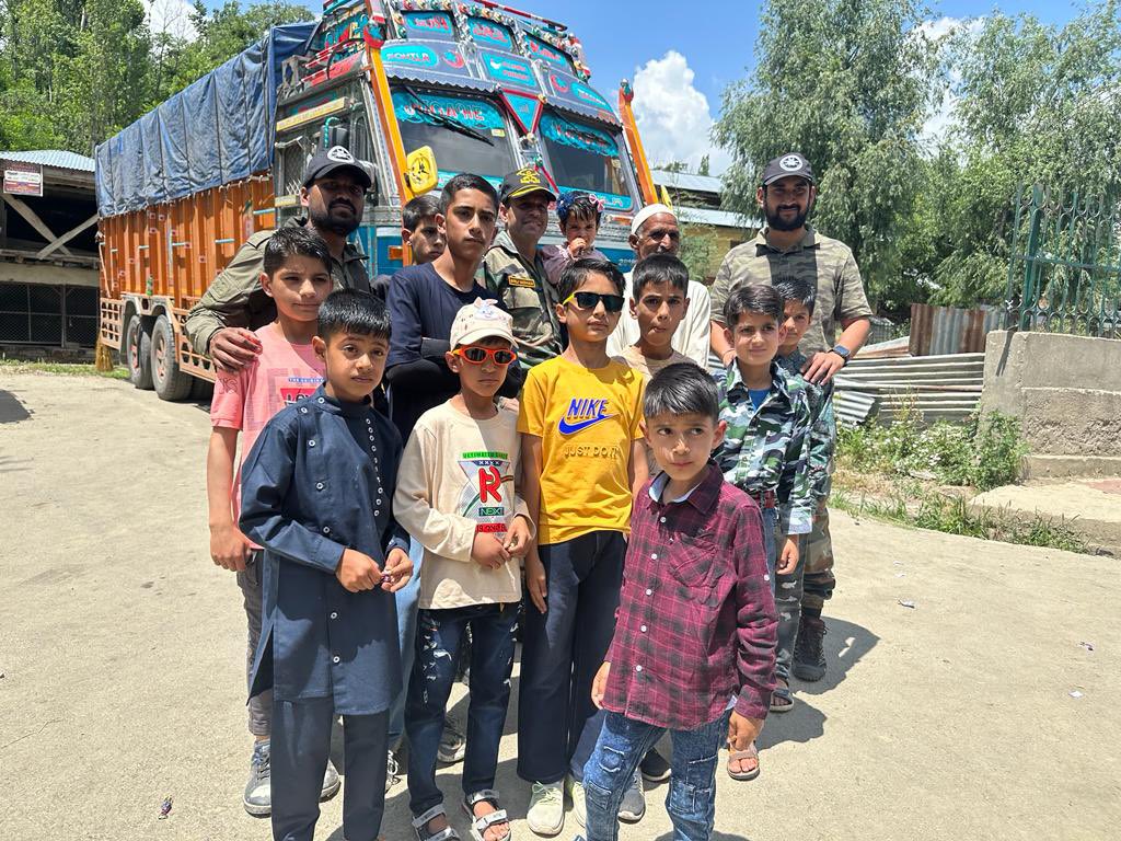 Mantash56627002's tweet photo. The Indian Army's celebration of
Bakrid with civilians is a remarkable display of harmony and inclusivity extending warm greetings and participating in festivities. Soldiers distributed sweets, chocolates and encourage interactions that foster a sense of unity and togetherness. https://t.co/uesM2AGxkL