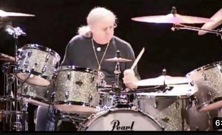 8027montake's tweet photo. 6/29はイアンペイスの誕生日🎂👏🎉
魅了されたドラマー🥁

#ianpace 
#DeepPurple https://t.co/CoTRjOFb5d