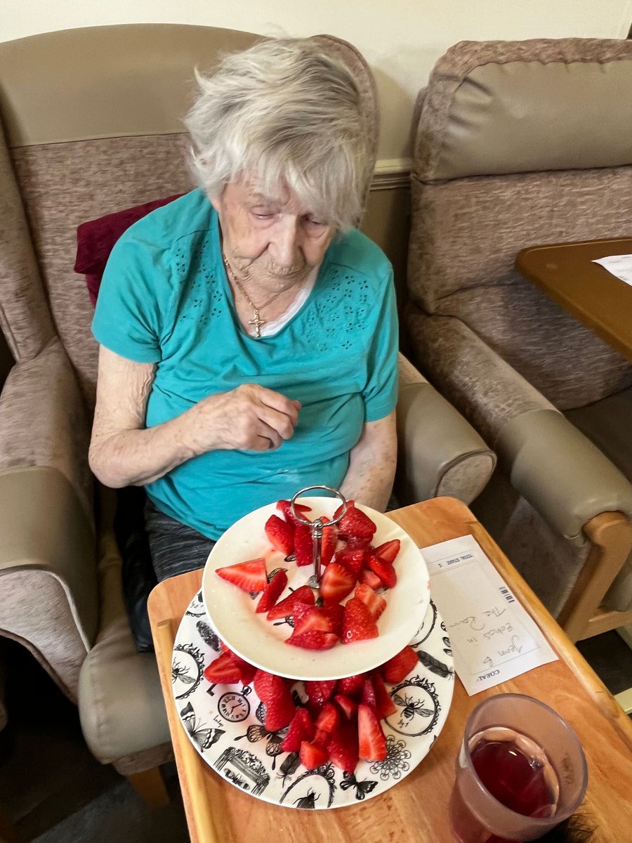 We couldn't help but share these photos of some of our lovely ladies from both White Gates and Surbiton, who came together in style to revel in the excitement of Ladies Day for the Royal Ascot Races. 👒

#LadiesDay #RoyalAscot