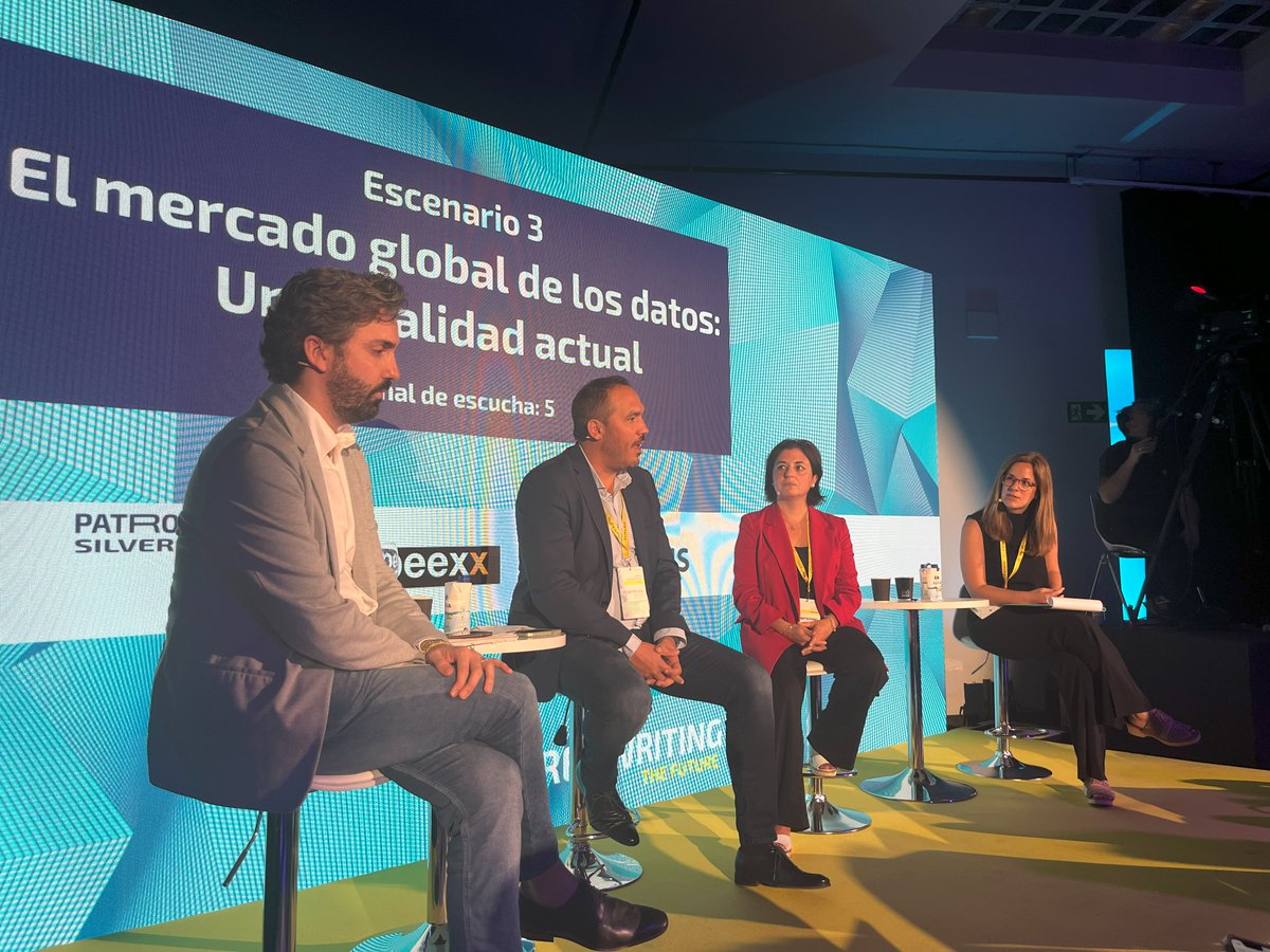 AsocDigitales's tweet photo. .@AlbertoGago1 repasa en #digitalES2023 los expedientes legislativos que recientemente han contribuido a la apertura de los datos: Data Governance Act y Data Act, esta última cerrada en la UE esta misma semana gracias al impulso de @delcastillop.

#datos #rewritingthefuture https://t.co/ghrQaldaFu
