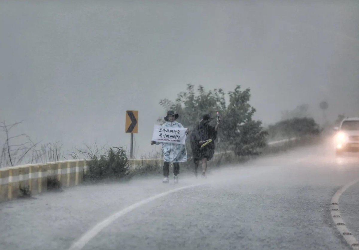 #김용민의원 비가 이렇게 내려 퍼붓는데 후쿠시마 핵폐수 방류 반대 “우리바다 지키는 순례길”.. 

하이고.. 이러니 응원을 안할 수가 있나..?
#김용민 사랑한다..!!