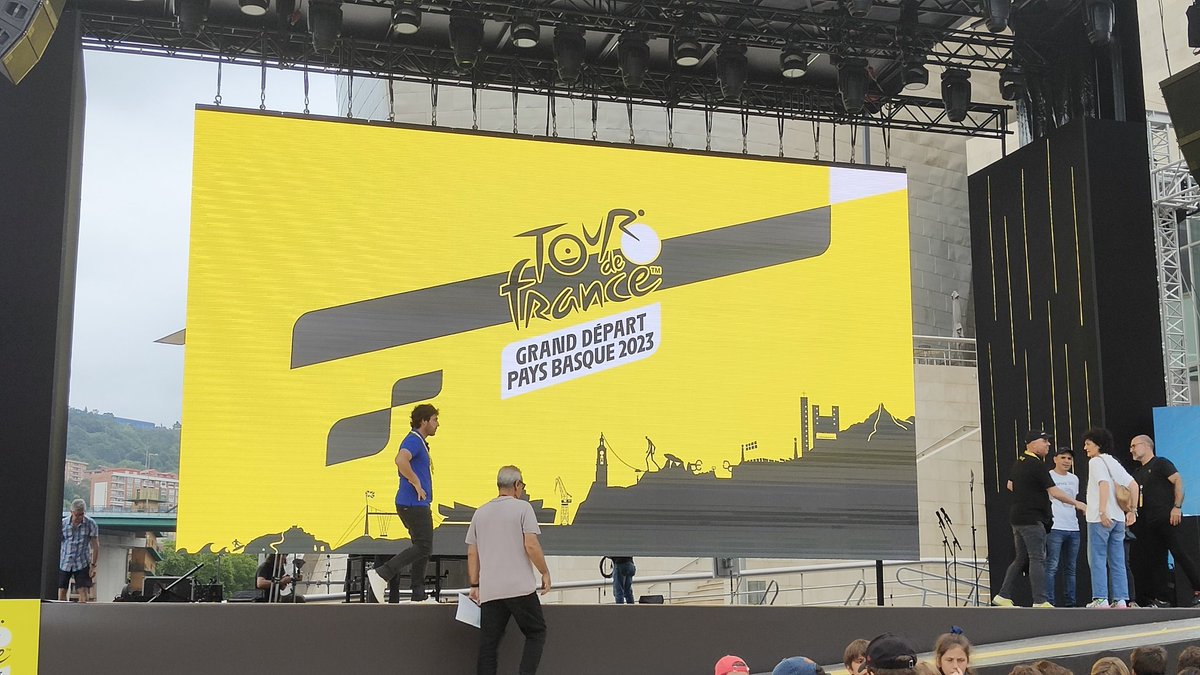 MaitaneUrbieta's tweet photo. Eszenatoki hontatik pasako dira Bilbotik abiatuko den tourrean parte hartuko duten 176 txirrindulariak. #EITBtour https://t.co/BigOjPbENN