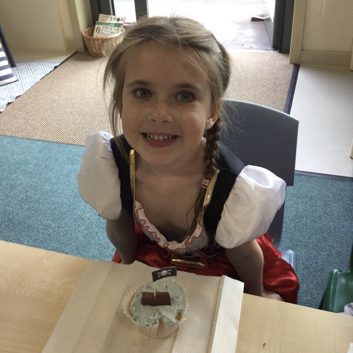 MonktonYear1's tweet photo. Sailing the seven seas is hungry work! 🏴‍☠️🌊🌊🌊🏴‍☠️ #MonktonYear1 
Thank you @MonktonCatering for providing all the pirate cup cake goodies! 💙 https://t.co/0dxyJuB1n5