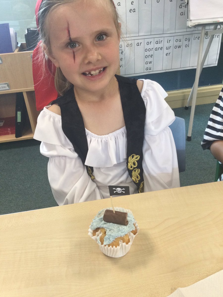 MonktonYear1's tweet photo. Sailing the seven seas is hungry work! 🏴‍☠️🌊🌊🌊🏴‍☠️ #MonktonYear1 
Thank you @MonktonCatering for providing all the pirate cup cake goodies! 💙 https://t.co/0dxyJuB1n5