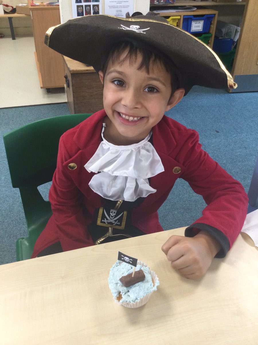 MonktonYear1's tweet photo. Sailing the seven seas is hungry work! 🏴‍☠️🌊🌊🌊🏴‍☠️ #MonktonYear1 
Thank you @MonktonCatering for providing all the pirate cup cake goodies! 💙 https://t.co/0dxyJuB1n5