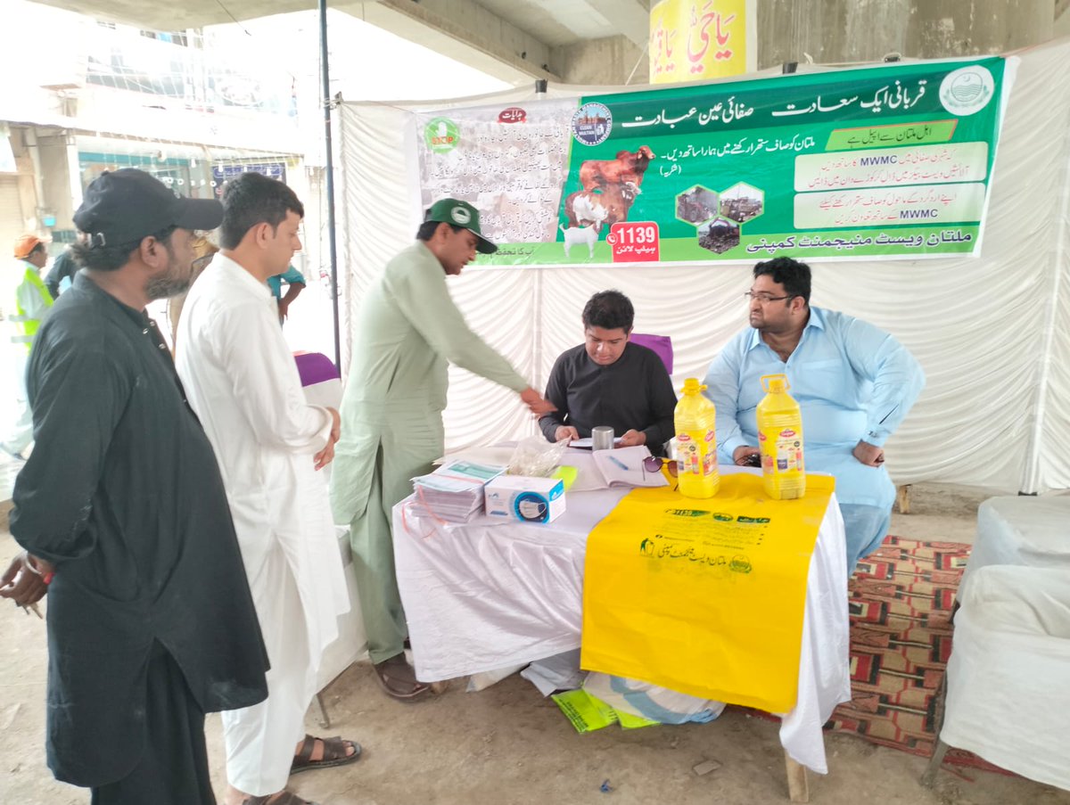 CommissionerMu2's tweet photo. Divisional , district administration in field to monitor cleanliness activities
#CleanMultan
@GovtofPunjabPK
@MohsinnaqviC42 https://t.co/HkWcCiZZIy