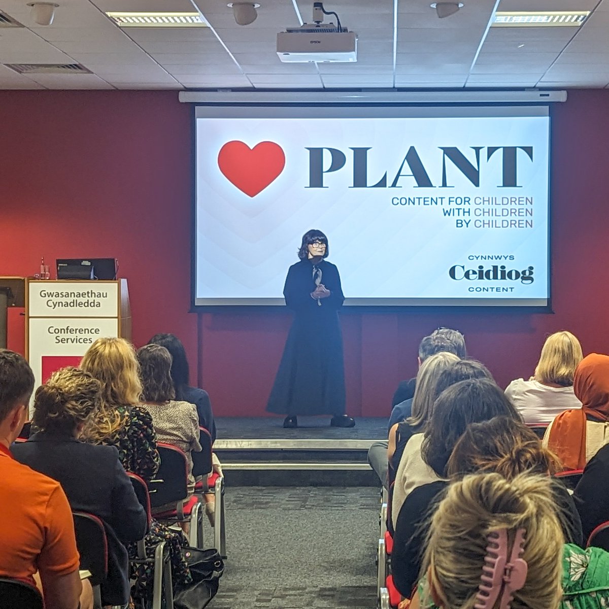 We're joined by our next keynote speaker TV producer <a href="/CEIDIOGn/">NIA CEIDIOG</a> #USWALNConference