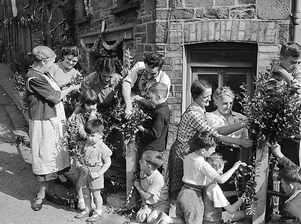 PlantingDiaries's tweet image. Street decorations in Cardiff Road, Aberaman by Geoff Charles (People's Collection Wales)
@HouseHistorian1 I wonder if you know anything about the tradition of gathering greenery to decorate houses for the miners' fortnight holiday in South Wales?