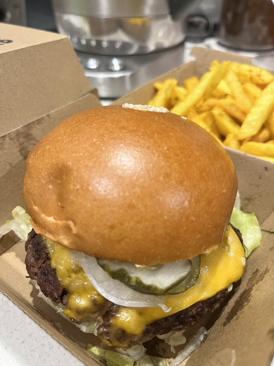 mallie_ben's tweet image. Grease Monkey burger and chips 😋 #greasemonkey #burger #chips #dinner #yum #gungahlin #canberra #australia #nomnomnom