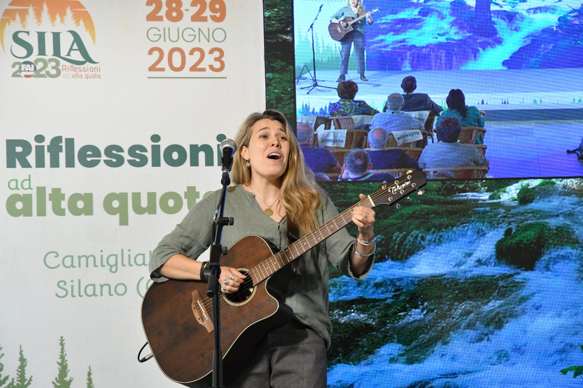 fai_cisl's tweet photo. #Sila2023 🐺🌲⛰️ Alle "Giornate della #Montagna - Riflessioni ad #altaquota" gli intermezzi musicali della cantautrice #EricaBoschiero, nata sulle Dolomiti, pluripremiata con diversi album e spettacoli all'attivo, tra le voci più interessanti del cantautorato femminile italiano https://t.co/UDhl2zZt1Z