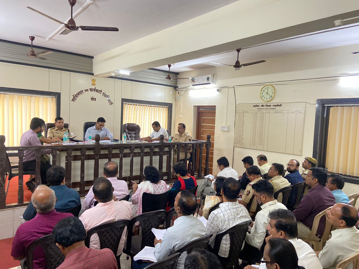 मान्सून काळात आपत्ती निवारणार्थ खेड तालुक्यात केलेल्या तयारीचा आढावा जिल्हाधिकारी श्री.एम.देवेंदर सिंह यांनी घेतला. यावेळी जि.प. मुख्य कार्यकारी अधिकारी श्री.कीर्ती किरण पूजार ,जिल्हा पोलिस अधीक्षक श्री.धनंजय कुलकर्णी व विविध शासकीय विभागांचे अधिकारी उपस्थित होते.