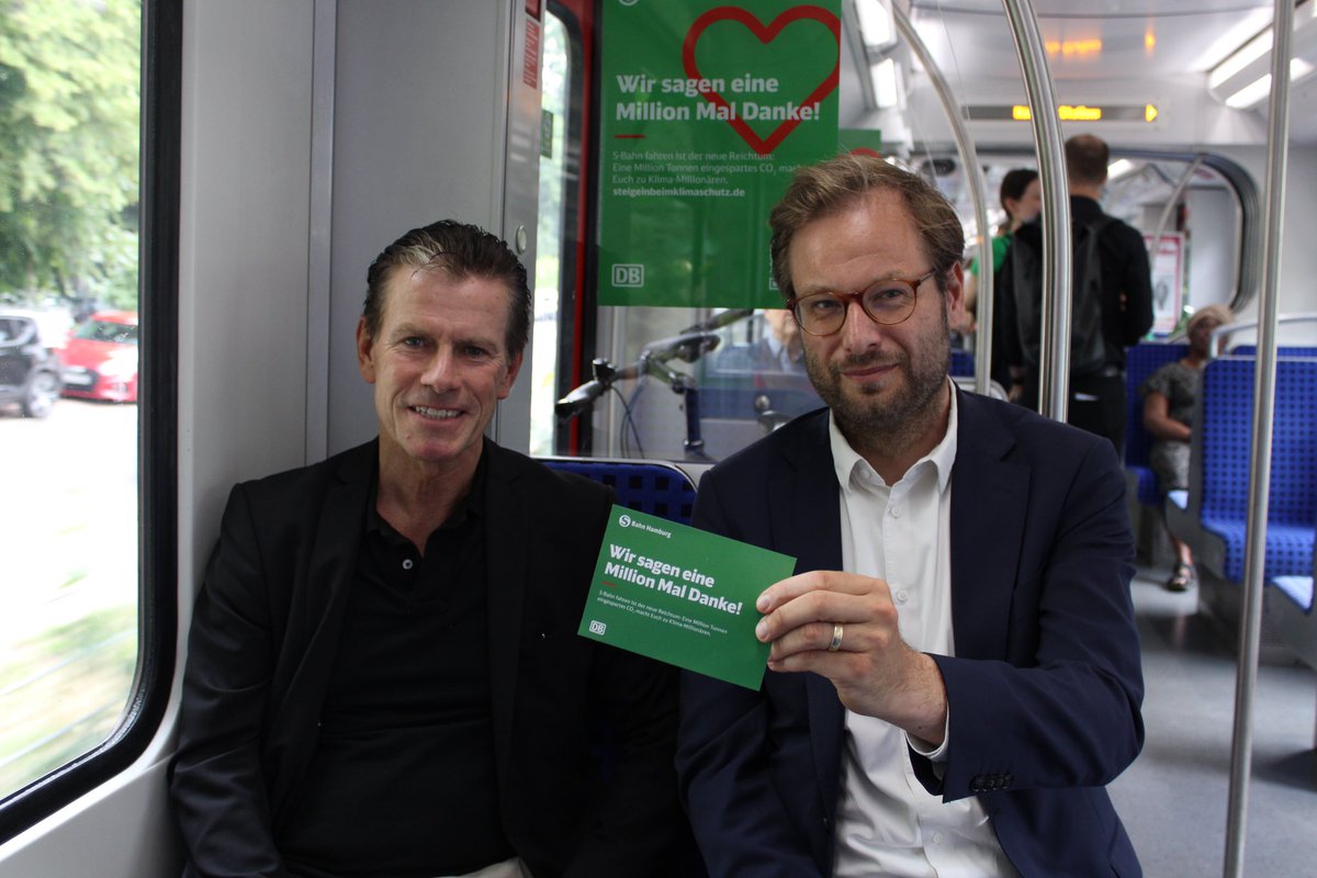 bvm_hh's tweet photo. Das Gewicht von 5 #Elphis hat die @SBahnHamburg seit 2010 durch die Nutzung von Ökostrom eingespart. Im Vergleich zum Betrieb mit konventionellem Strom hat die S-Bahn in dieser Zeit 1 Mio. Tonnen CO2 vermieden. Die Zahl kann man an der neuen Anzeige im Bhf Altona verfolgen. 🎉✅ https://t.co/a4OYenY8hO