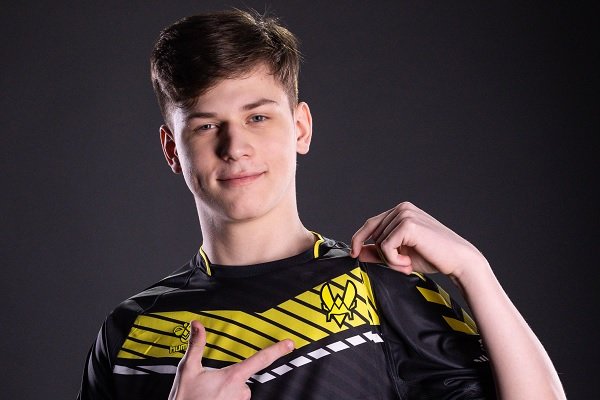 [Sources] 17 year old jungler Daglas 🇵🇱 will be playing for Vitality in the LEC this weekend. 

He is still going to play for Vitality.Bee in the LFL today.

It is undecided as of now who will play in the LFL next week if Vitality's LEC team makes it to playoffs.

@i_Eros_ first