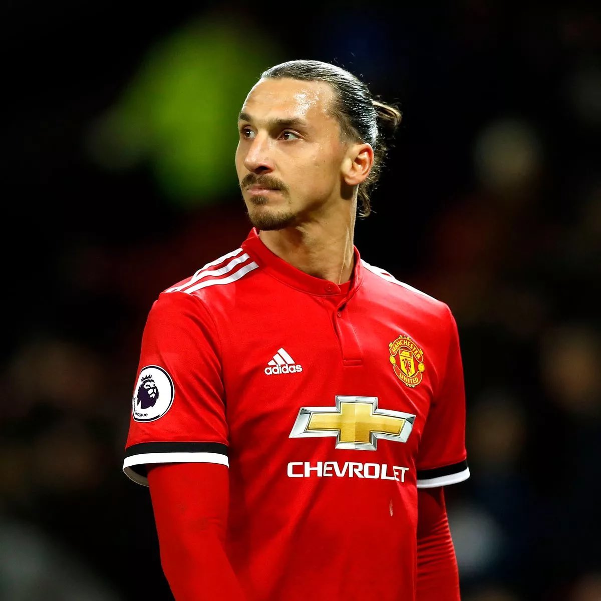 🇸🇪| Zlatan Ibrahimovic tells crazy #MUFC story: 🗣️ “One day I was in the hotel with the team before a game. I got thirsty so I opened the mini-bar and had a fruit juice. We played and then went home. 

"Time went by &amp; my pay slip arrives. I realise they've taken a pound off my