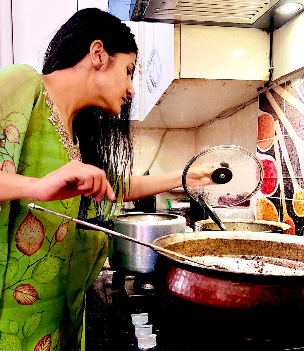 ईद उल अज़हा मुबारक प्यारे भारत… मेरे शाकाहारी दोस्तों के लिए स्वादिष्ट शीर खुरमा है और मांसाहारी दोस्तों के लिए लज़ीज़ कोरमा है.. 
लेकिन ये त्योहार सिर्फ़ ख़ान पान तक सीमित नहीं है.. इसका ताल्लुक़ अल्लाह पर बेइंतहा यक़ीन से है… सब्र से है.. #EidulAzha2023