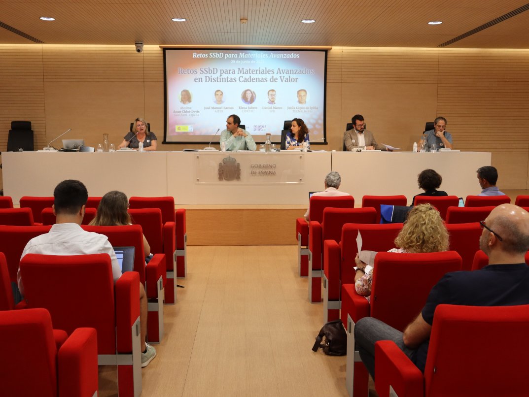 materplat's tweet image. Ya hemos empezado el segundo bloque de la jornada sobre retos #SSbD (Seguro y Sostenible desde el Diseño) con una presentación de José Manuel Ramos de @aitex_es. 

Seguimos con Elena Jubete de @CIDETEC_ , Daniel Marco de SBD y Jesús López de Impiña de @tecnalia.