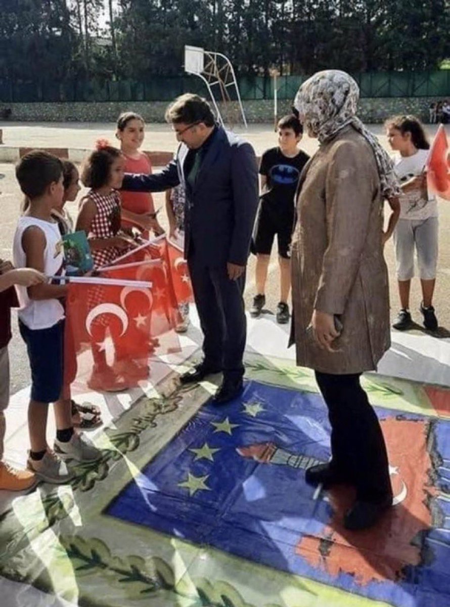 Yoldaşlar bu aziz Türk bayrağına basanlar akpli mi ???😟