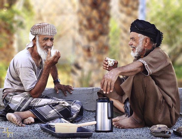 '
بشاشةُ وجهِ المَرءِ خيرٌ من القِرَى

فكيفَ بمَنْ يأتي بِهِ وهوَ ضاحكُ؟!
.
#بوح_الصورة 
#لقطة_عمانية_في_العيد