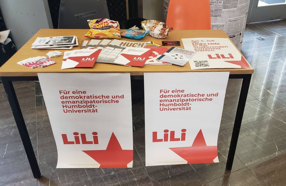 Linke_Liste's tweet image. Wir sitzen aktuell im Foyer der "Kommode" der Juristischen Fakultät, Bebelplatz 2, und stehen Euch Rede und Antwort! #StuPaHU