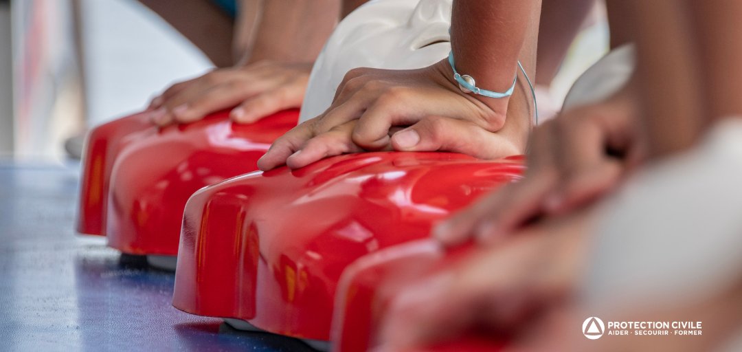 ProtecCivilefr's tweet photo. 📣La Protection Civile forme plus de 130 000 personnes chaque année aux gestes de premiers secours. Merci à ses 6⃣0⃣0⃣0⃣ formateurs de transmettre avec engagement les gestes qui sauvent! 
Vous aussi, apprenez à sauver des vies, en cliquant ici : 👉 https://t.co/zsiqM3eojZ https://t.co/wsgJZu0ShL