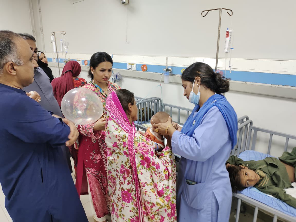 Madam Rabia Siyal, Deputy Commissioner Larkano, celebrated Eid Ul Azha with kids and hospital staff at children Emergency center larkana. Salute to the doctors and paramedics who are selflessly serving people 
#EidulAzha Mubarak everyone #Sindhgovt