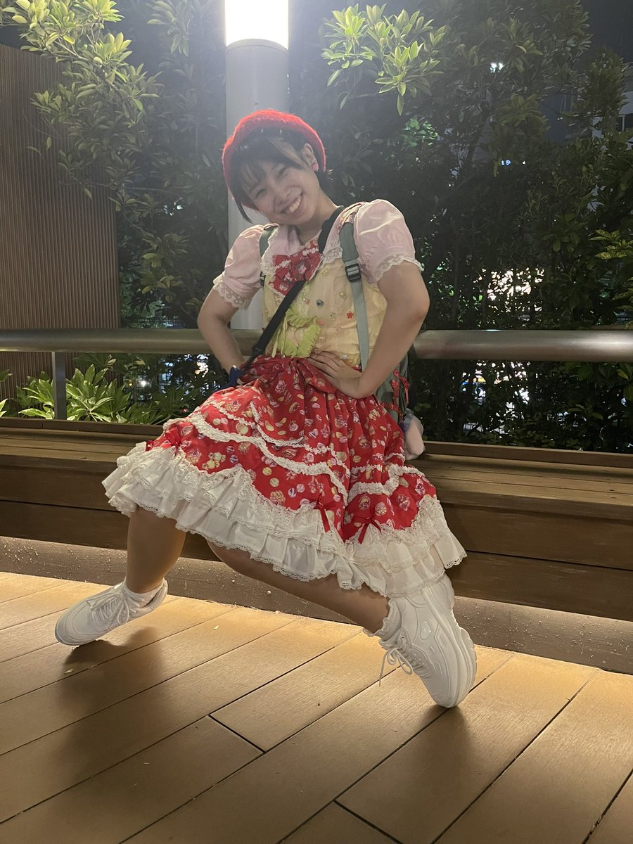 さてさて、明日はまほろば遊園地ですね！
19.00~の1公演のみですが、素敵な時間を一緒に過ごしましょう✨

1枚目は、お客さんが撮ってくれた素敵な写真です🥰
2枚目は、ポーズ困った挙句、これしか出てこなかった写真です📷

 #まほろば遊園地