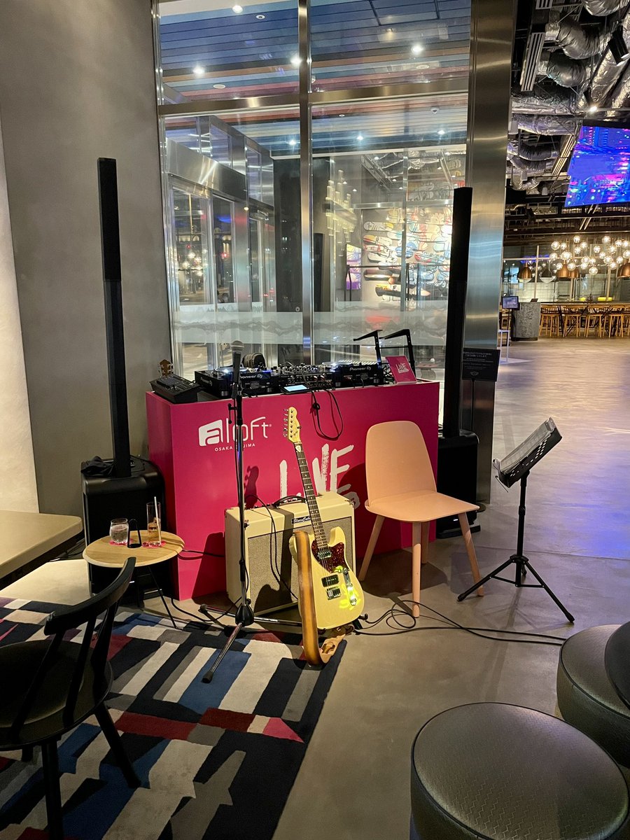 Shinya_gt's tweet photo. 今から22:20までアロフト大阪のbarで演奏。
お洒落空間でテンション上がります⤴️ https://t.co/6mqcPKbkbD