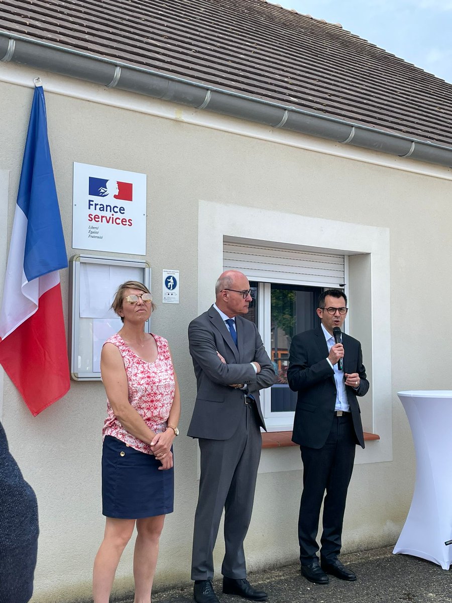 claude_riboulet's tweet photo. 🇨🇵 Nouvelle Maison France Services à Cosne-d'Allier. Un dispositif de l'État mis en place par le @Allierdpt, pour renforcer l'accompagnement des usagers dans leurs démarches administratives en ligne. 🤝🖥️ https://t.co/dT8B8sdv9v