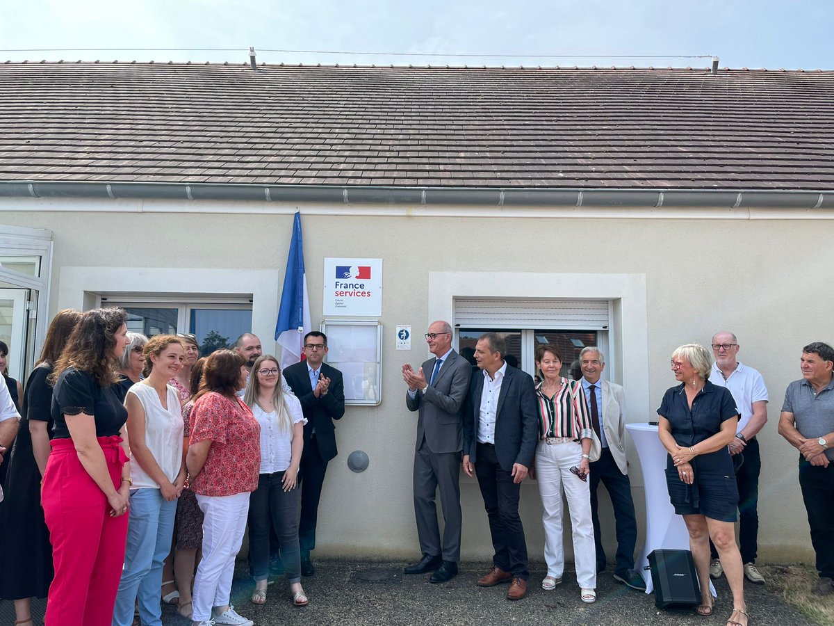 claude_riboulet's tweet photo. 🇨🇵 Nouvelle Maison France Services à Cosne-d'Allier. Un dispositif de l'État mis en place par le @Allierdpt, pour renforcer l'accompagnement des usagers dans leurs démarches administratives en ligne. 🤝🖥️ https://t.co/dT8B8sdv9v