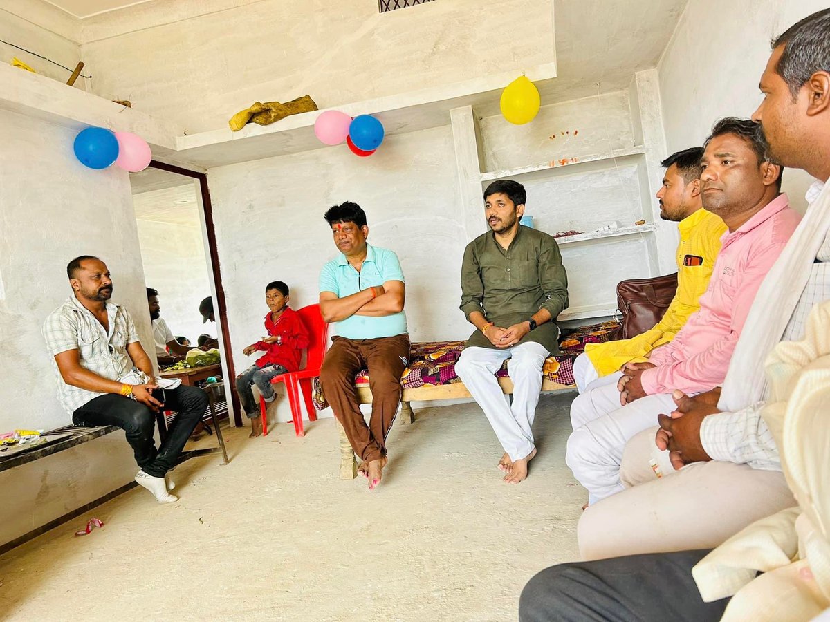 vivekgautam_bjp's tweet photo. 📌 देवतालाब विधानसभा क्षेत्र,ग्राम पंचायत सिरसा

ग्राम हटवा निवासी मेरे सहयोगी श्री धर्मेन्द्र कुशवाहा जी के यहां आयोजित "गृह प्रवेश" कार्यक्रम में उपस्थित हो परिवारजनों को शुभकामनाएं प्रेषित की। 

#vivekgautambjp #devtalav72 #devtalavBJP https://t.co/1qTiecQYHP