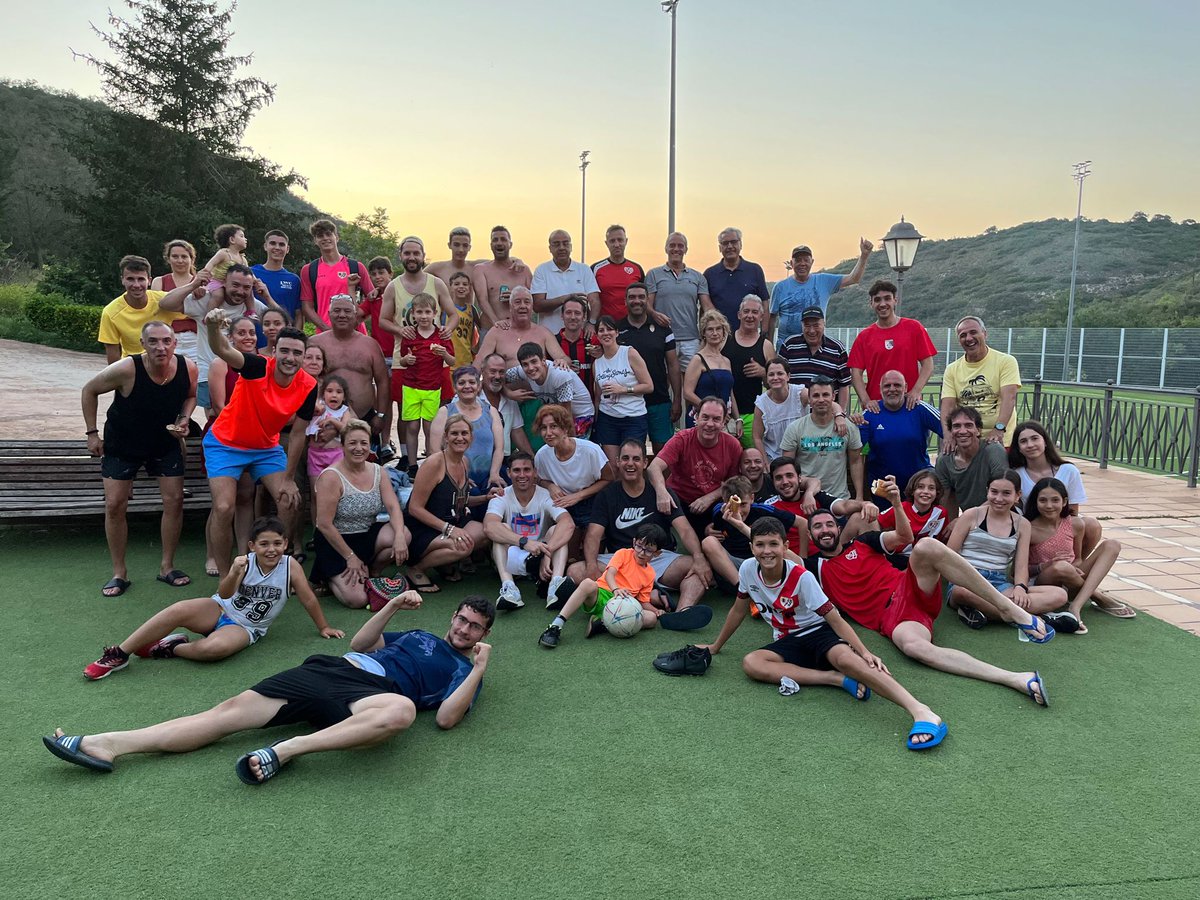 rvmveteranos's tweet photo. 🎉🥓🏊♀️ Fiesta de fin de temporada de nuestra Asociación de Veteranos
#AVRV #VeteranosRayo
#FutbolVeteranos https://t.co/teWenGU71H