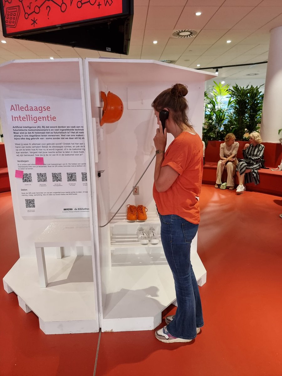 Met collega de AI-Parade bekijken in de bibliotheek van Den Haag