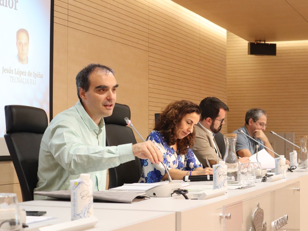 materplat's tweet image. Ya hemos empezado el segundo bloque de la jornada sobre retos #SSbD (Seguro y Sostenible desde el Diseño) con una presentación de José Manuel Ramos de @aitex_es. 

Seguimos con Elena Jubete de @CIDETEC_ , Daniel Marco de SBD y Jesús López de Impiña de @tecnalia.