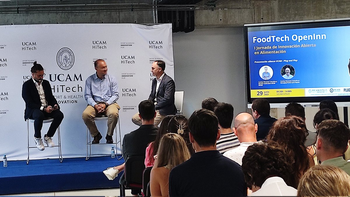 . <a href="/Caballero_68/">Carlos V. Caballero</a>  de <a href="/HitechUCAM/">UCAM HiTech</a> y Rafa Ros de <a href="/PlugandPlayTC/">Plug and Play Tech Center</a> dando detalles del acuerdo firmado con <a href="/UCAM/">UCAM Universidad</a> para promover la innovación abierta entre las startups de nuestro ecosistema