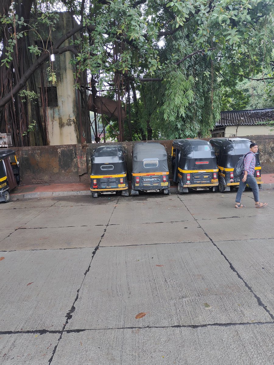 DrYashSaxena1's tweet photo. @yash419 @MTPHereToHelp @mumbaimatterz @Mumbaikhabar9 @mumbaitraffic @MumbaiPolice Parking on footpath.
People have to walk on road. https://t.co/azFywxVjOg