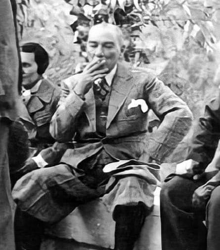 Mustafa Kemal Atatürk 1937'de açılan Tunceli Singeç köprüsünde bu fotoğrafın alınmasını özellikle ister, nedeni sorulduğunda ise; Asiler bir köprü yakarak bir isyan başlattılar ben ise bir sigara yakarak bitiriyorum demiştir
#GaziMustafaKemalAtatürk 🇹🇷