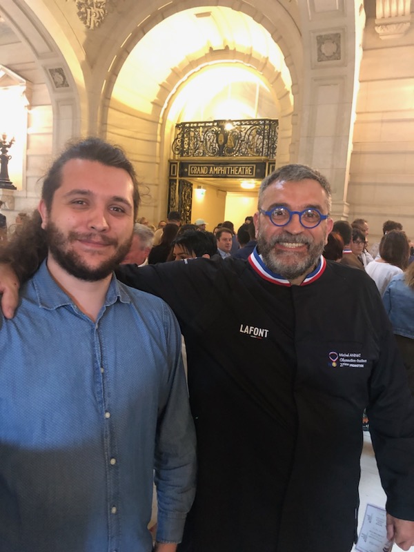 Redweb_fr's tweet photo. Le bonheur du #MOF 2023 Charcutier Traiteur #Michel #Aninat aux côtés de son fils, la 5ème génération de la #charcuterie #Cabrié fondée en 1932 dans les montagnes du Haut-#Languedoc. La transmission du patrimoine #charcutiers de leurs bisaïeux au ❤️ : https://t.co/qv1xa5ef2P @afp https://t.co/n2NUfEXHDs